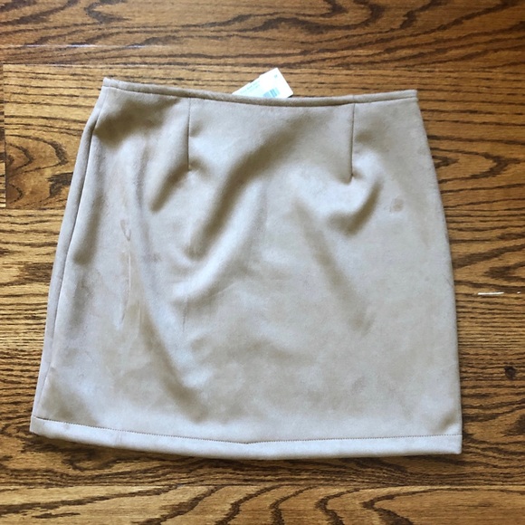 Tan suede mini skirt with zip in the front - Picture 2 of 3